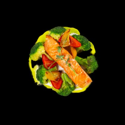 Форель на гриле с брокколи и печёным перцем