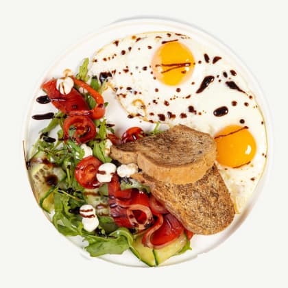 Яичница с малосольной неркой,свежими овощами и крем чиз