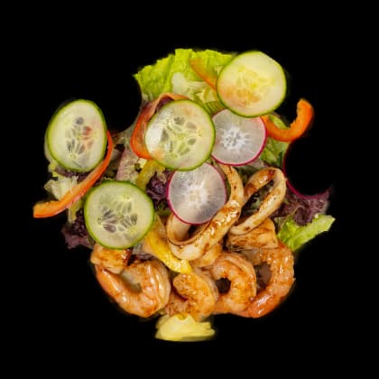 Салат с королевской креветкой и командорским кальмаром