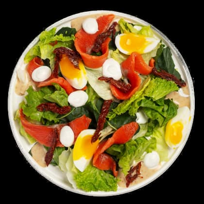 Салат с лососем и вялеными томатами с орехово-кунжутным соусом